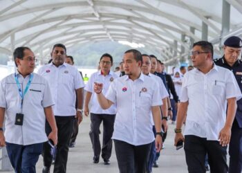 ONN HAFIZ GHAZI (tengah) meninjau operasi Terminal Feri Antarabangsa Puteri Harbour, di Iskandar Puteri, Johor.