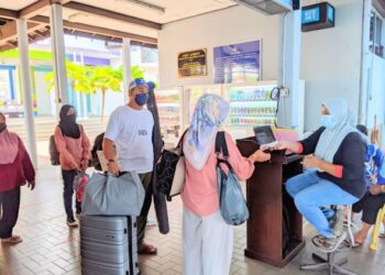 PENUMPANG beratur untuk pemeriksaan tiket dan aplikasi MySejahtera sebelum menaiki feri ke Pulau Pangkor dari Jeti Lumut hari ini. - UTUSAN/MOHAMAD HAFIZI MOHD. SAID