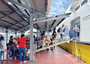 KENAIKAN harga tiket feri membebankan penduduk Langkawi ekoran isu pembelian dalam talian yang tidak menyediakan kadar harga istimewa kepada mereka sehingga Oktober ini di Pulau Langkawi. -UTUSAN/JAMLIAH ABDULLAH