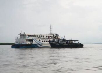 FERI penumpang yang dalam perjalanan ke Pulau Langkawi mengalami kerosakan selepas tersangkut pada kabel boya kapal korek berhampiran Terminal Feri Kuala Kedah di sini, kelmarin.