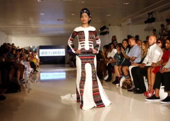 RESHMA QURESHI memperaga gaun rekaan Archana Kochhar dalam Minggu Fesyen New York di New York pada September 2016. – AFP