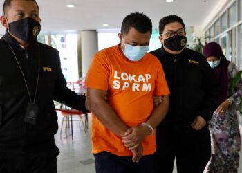 SEORANG penjawat awam sebuah agensi keselamatan dibawa ke Kompleks Mahkamah Shah Alam untuk direman berhubung siasatan terhadap kes rasuah bernilai RM20,000 bagi memberikan kontrak kerajaan bernilai RM180,000. - UTUSAN / ZULFADHLI ZAKI