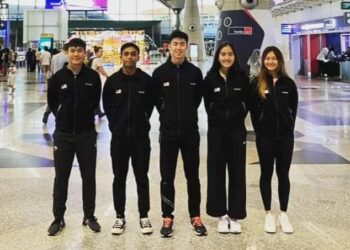 BARISAN pemain negara (dari kiri ke kanan), Ong Sai Hung, Darren Rahul Pragasam, Jess Tay (jurulatih), Aira Azman dan Yee Xin Ying muncul naib juara pada Piala Dunia WSF di Chennai, India, hari ini. - Ihsan SRAM