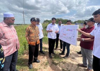 MOHD. Shukri Ramli (dua dari kiri) mendengar taklimat berhubung pelaksanaan Perlis Inland Port (PIP) dan beberapa projek mega lain menerusi lawatan di sekitar Chuping, Padang Besar, Perlis hari ini.- UTUSAN/ASYRAF MUHAMMAD