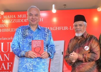 SULTAN Perak, Sultan Nazrin Muizzuddin Shah berkenan melancarkan buku Korupsi dan Kemunafikan dalam Politik Melayu karya Mohd. Kamal Hassan (kanan) di Shah Alam, Selangor, tahun lalu.
