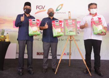DR. Ronald Kiandee (tengah) ketika majlis pertukaran dokumen MOC antara FGV Integrated Farming Holdings Sdn. Bhd. dengan Bernas serta pelancaran beras wangi Malaysia "SAJI Aroma" di Tanjung Karang, Selangor. - IHSAN MAFI