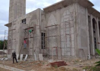 SUMBANGAN wang untuk pembinaan masjid akan mendapat ganjaran pahala. – GAMBAR HIASAN