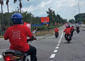 SEBAHAGIAN pekerja pembersihan hospital sanggup menunggang motosikal kapcai untuk menyerahkan memorandum di Putrajaya. – MEDIA SOSIAL