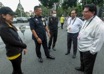 LIM Fice Bee (kiri) bersama Tengku Adnan Tengku Mansor ketika hadir meninjau proses pengundian awal PRU15 di Ibu pejabat Polis Daerah Putrajaya. - UTUSAN/FAISOL MUSTAFA