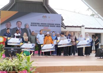 AHMAD Samsuri Mokhtar (enam dari kiri) bersama sebahagian penerima anugerah sempena Majlis Karnival Orang Kurang Upaya Negeri Terengganu di Dataran Batu Buruk, Kuala Terengganu, hari ini. - UTUSAN/KAMALIZA KAMARUDDIN