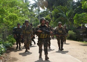 TENTERA Filipina berkawal di kawasan perkampungan Bongkaong, bandar Patikul, wilayah Sulu di selatan kepulauan Mindanao, 2016.-AFP