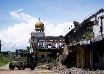 LEBIH 100,000 penduduk Marawi terpaksa berpindah akibat serangan militan Daesh.-AFP
