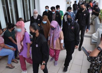 ENAM warganegara Filipina termasuk seorang remaja didakwa atas pertuduhan menggunakan kad pengenalan milik orang lain di Mahkamah Majistret, Sepang, Selangor. - UTUSAN/KAMARIAH KHALIDI