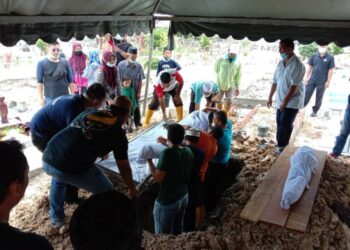 JENAZAH  Siti Zaleha Jaafar dan Ahmad Shuhil Ahmad Osman dikebumikan dalam satu liang lahat di Tanah Perkuburan Islam Bukit Cermai, Batu Pahat, Johor.