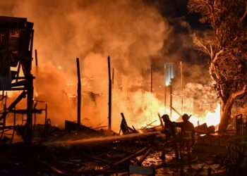 KEADAAN sederet 12 rumah kedai yang terbakar di Kampung Cina, Kuala Terengganu, malam tadi. - UTUSAN/PUQTRA HAIRRY ROSLI