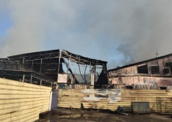 KEADAAN sebuah kilang percetakan yang terbakar awal pagi tadi di Seksyen 15, Shah Alam, Selangor.