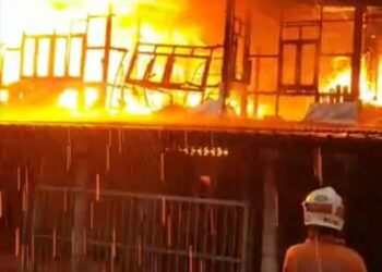 RUMAH dua tingkat yang musnah dalam kebakaran dipercayai berpunca daripada akibat panahan petir di Kampung Rawai, Marang, Terengganu, semalam.
