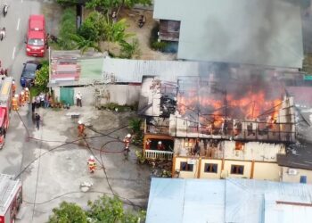 KEADAAN rumah dua tingkat di Lorong 2, Sungai Kajang Lama yang dihuni lima sekeluarga yang hangus di bahagian atas dalam kebakaran di Tanjong Karang, Kuala Selangor, Selangor, pagi tadi. - Gambar Facebook Shaari Jaafar
