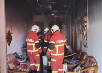 ANGGOTA bomba memadam kebakaran yang melibatkan sebuah rumah di Rumah Rakyat Pekan Lukut, Port Dickson, Negeri Sembilan, pagi tadi.