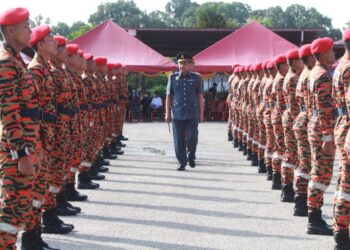 SYED IBRAHIM Syed Ahmad memerika perbarisan Majlis Tamat Kursus dan Pentauliahan Pegawai Bomba Bantuan (PBB) JBPM Pahang di Balai Bomba dan Penyelamat (BBP) Indera Mahkota di Kuantan, Pahang. - UTUSAN/SHAIKH AHMAD RAZIF