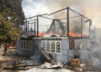 KEBAKARAN sebuah rumah separuh batu ketika penghuninya tiada di rumah kerana keluar beraya di Felda Kesumba Jengka 9 di Maran, Pahang. -  IHSAN JBPM