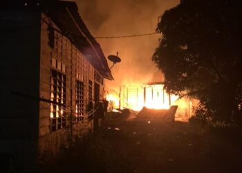 KEADAAN rumah yang musnah terbakar dan  mengorbankan seorang warga emas di Kampung Parit Abas, Benut di Pontian, awal pagi ini.