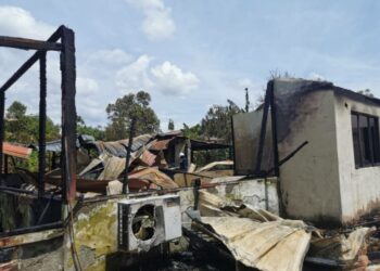 KEADAAN rumah didiami Anisah Mamat sekeluarga yang musnah dalam kebakaran di Kampung Baroh, Bachang, Melaka, pagi ini. - UTUSAN/ DIYANATUL ATIQAH ZAKARYA