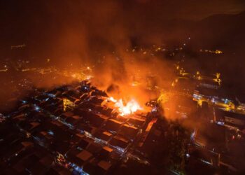KIRA-kira 30 premis membabitkan 20 buah rumah dan 10 kedai musnah dalam kejadian kebakaran di Kampung Baru Karak di Bentong, Pahang.