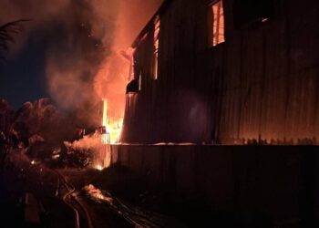 KEBAKARAN kilang di Taman Perindustrian Puchong, Bandar Puchong Jaya, Puchong, Selangor malam tadi.