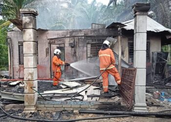 ANGGOTA bomba menjalankan operasi memadam kebakaran sebuah rumah di Kampung Ubai, Pekan, Pahang.