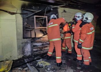 PASUKAN bomba dan penyelamat berusaha memadamkan kebakaran di Maahad Tahfiz al-Quran Masjid Lama, Lambor dekat Parit, Perak, hari ini. - GAMBAR IHSAN JBPM