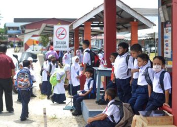 KEMENTERIAN Pendidikan menyelesaikan masalah beg berat dengan mewujudkan lokar di sekolah tidak lama lagi. – GAMBAR HIASAN/PUQTRA HAIRRY ROSLI