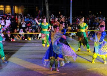 PERSEMBAHAN tarian turut menyerikan perarakan sempena Festival Majestic Johor 2022 di Puteri Harbour, Iskandar Puteri.