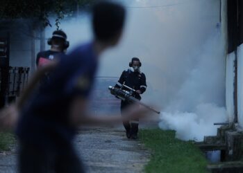 SEMBURAN kabus fogging dilakukan di sebuah taman perumahan di Port Dickson yang bertujuan bagi mengawal penyakit denggi daripada merebak.-UTUSAN/MOHD. SHAHJEHAN MAAMIN