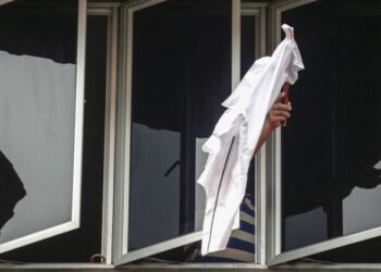 MENGIBARKAN 'bendera putih' adalah antara kempen yang digerakkan bagi membantu keluarga yang memerlukan keperluan asas semasa era pendemik Covid-19. - UTUSAN/ZULFADHLI ZAKI