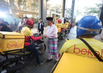 MOHD. Na'im Mokhtar beramah mesra dengan rider bekal by foodpanda di Cyberjaya. - UTUSAN/FAISOL MUSTAFA