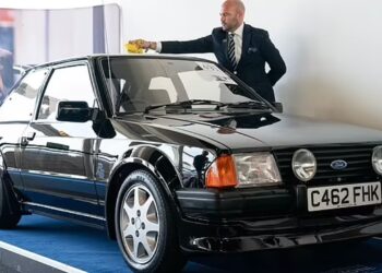 Ford Escort RS Turbo keluaran 1985 yang sebelum ini dimiliki Puteri Diana dipamerkan di Litar Lumba Silverstone berhampiran Towcester, Northamptonshire. - Daily Mail
