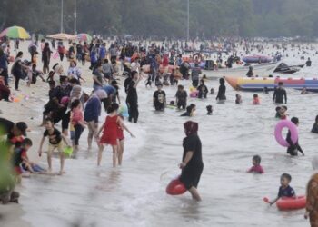 PANTAI di sekitar Port Dickson, Negeri Sembilan menjadi pilihan orang ramai untuk dikunjungi bagi mengisi waktu sempena cuti perayaan Tahun Baharu Cina, baru-baru ini.- UTUSAN/MOHD. SHAHJEHAN MAAMIN