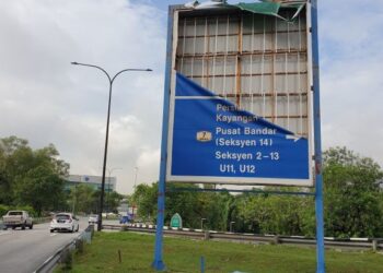 KEADAAN papan tanda petunjuk jalan yang uzur di Bulatan Melawati, Shah Alam, Selangor.