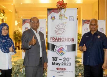 AZMAN Mohd Yusof (dua dari kiri) bersama Pengerusi Persatuan Francais Malaysia (MFA), Datuk Radzali Hassan (kanan) ketika gimik pelancaran FIM2023 di IOI Mall, Putrajaya. - UTUSAN/FAISOL MUSTAFA