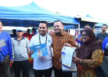 FATHUL Bari Mat Jahya (dua dari kanan) bersama Nur Sulaiman Zolkapli dari parti Pejuang yang bertembung semasa kempen di 
di pasar malam Bintong, Kangar, petang ini. - UTUSAN/IZLIZAN OTHMAN