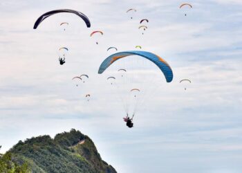 SEBAHAGIAN peserta melakukan luncur udara 'Merdeka Fun Fly' sempena sambutan Bulan Kebangsaan Ke-65 di Bukit Bubus, Besut, Terengganu hari ini. 