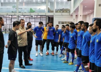 SKUAD futsal kebangsaan terpaksa menangguhkan penerbangan ke Bangkok, Thailand kepada Selasa atau Rabu depan kerana lima pemain dijangkiti Covid-19 baru-baru ini.