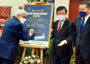 TUN AHMAD FUZI Abdul Razak (kiri) menandatangani papan khas sempena upacara pecah tanah untuk projek Stesen Bumi Angkasa-X dan pusat teknologi angkasa lepas di USM Kampus Kejuruteraan di Nibong Tebal, Pulau Pinang hari ini.