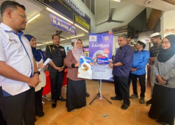 FUZIAH Salleh (empat dari kiri) melancarkan Jelajah Menu Rahmah Negeri Pahang bertempat di Restoran Taj di Kuantan, Pahang. - FOTO/NORHAFIZAN ZULKIFLI