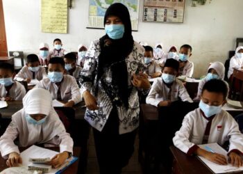 PERSATUAN guru PG2 membantah cadangan kerajaan Indonesia untuk membuka sesi persekolahan pada tahun depan. - AFP