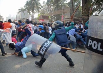 ANGGOTA polis bertempur dengan penunjuk perasaan di Dhaka, Bangladesh. - AFP