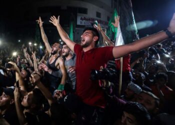 PENDUDUK Palestin meraikan persetujuan gencatan senjata antara Israel dan Hamas di Semenanjung Gaza. - AFP