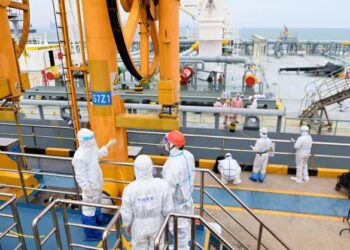 PETUGAS melakukan pemeriksaan bekalan minyak mentah di pelabuhan Qingdao di wilayah Shandong, China. - AFP