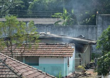 KEPULAN asap dapat dilihat pada bangunan penjara yang dibakar banduan dalam insiden rusuhan di Mahara, pinggir Columbia, Sri Lanka. - AFP